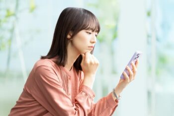 悩む　女性　30代